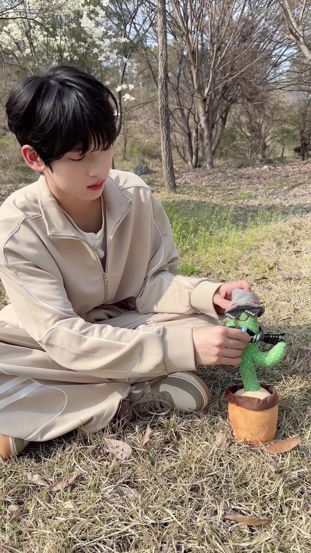 POV: When you have a talking cactus SWEAT💦 SWEAT💦 🥤🌵 #ZEROBASEONE #ZB1 #제로베이스원 #HANYUJIN #한유진 #You_had_me_at_HELLO #SWEAT #ZEROBASEONE_SWEAT #NewMusic