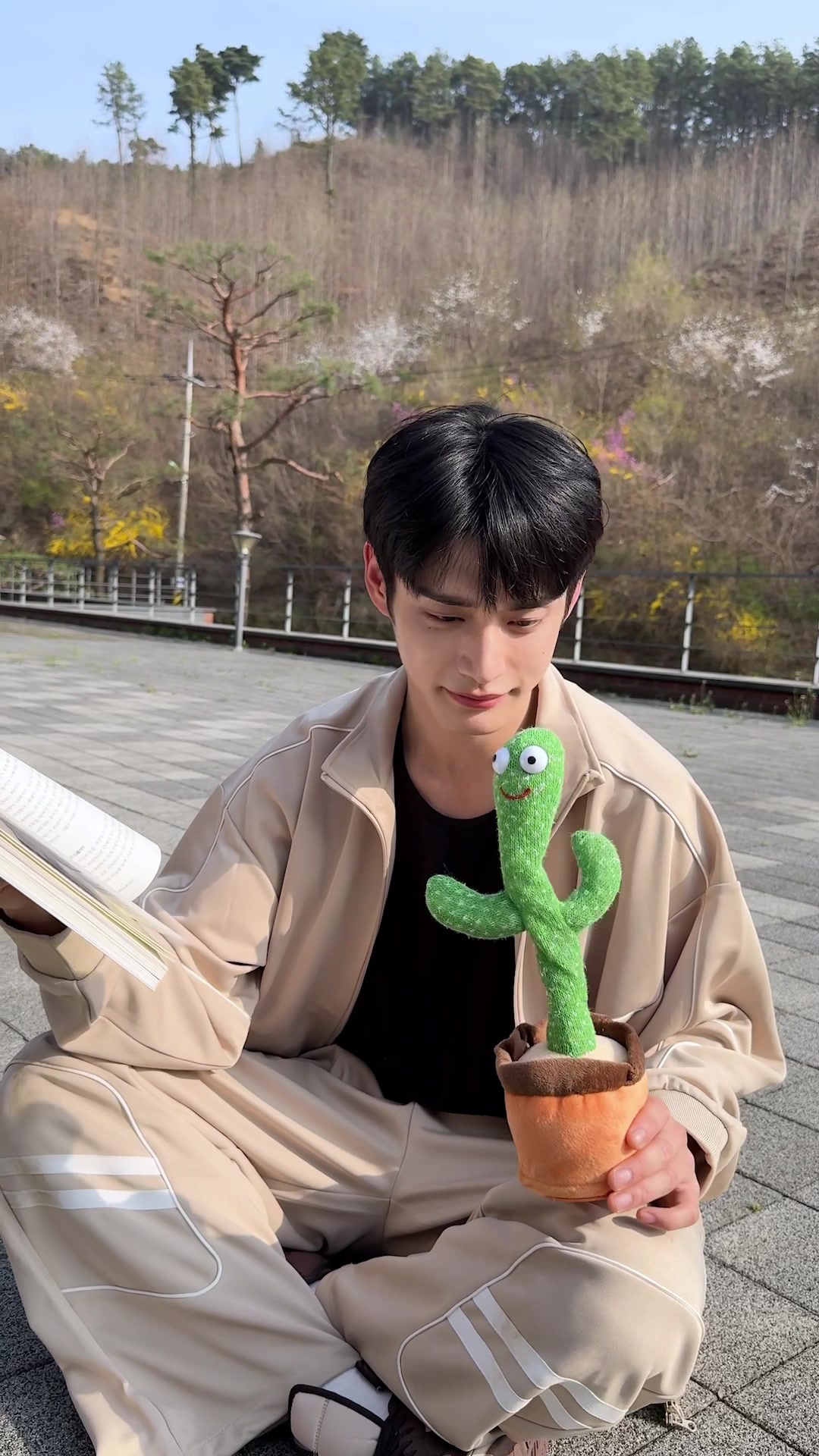 POV: When you have a talking cactus SWEAT💦 SWEAT💦 📚🌵 #ZEROBASEONE #ZB1 #제로베이스원 #KIMJIWOONG #김지웅 #You_had_me_at_HELLO #SWEAT #ZEROBASEONE_SWEAT #NewMusic