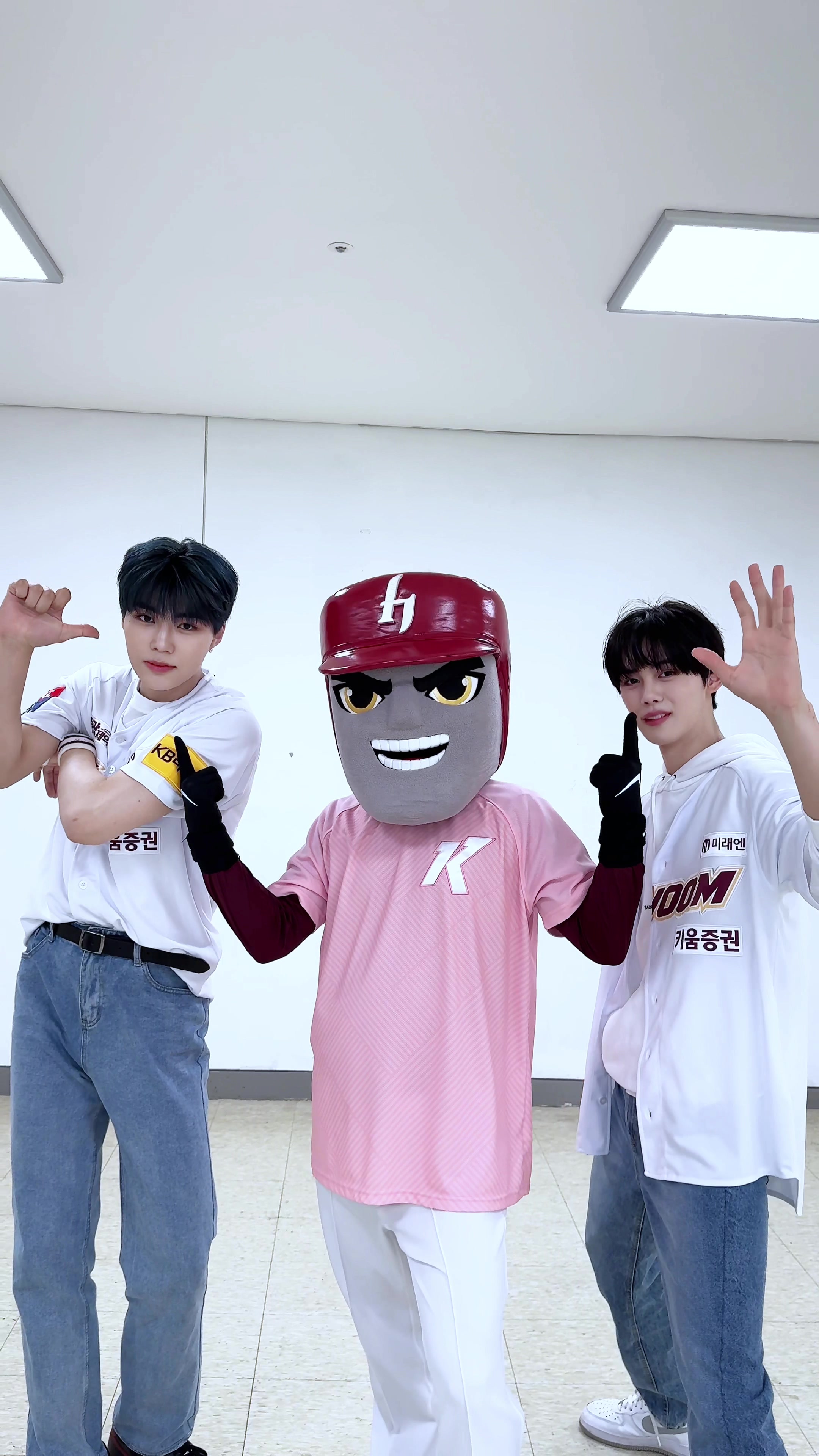 HEROES POP POP POP POP ⚾️🧢 #ZEROBASEONE #ZB1 #제로베이스원 #KIMGYUVIN #PARKGUNWOOK #김규빈 #박건욱 #You_had_me_at_HELLO #FeelthePOP #ZEROBASEONE_FeelthePOP #FeelthePOP_Challenge #NewMusic